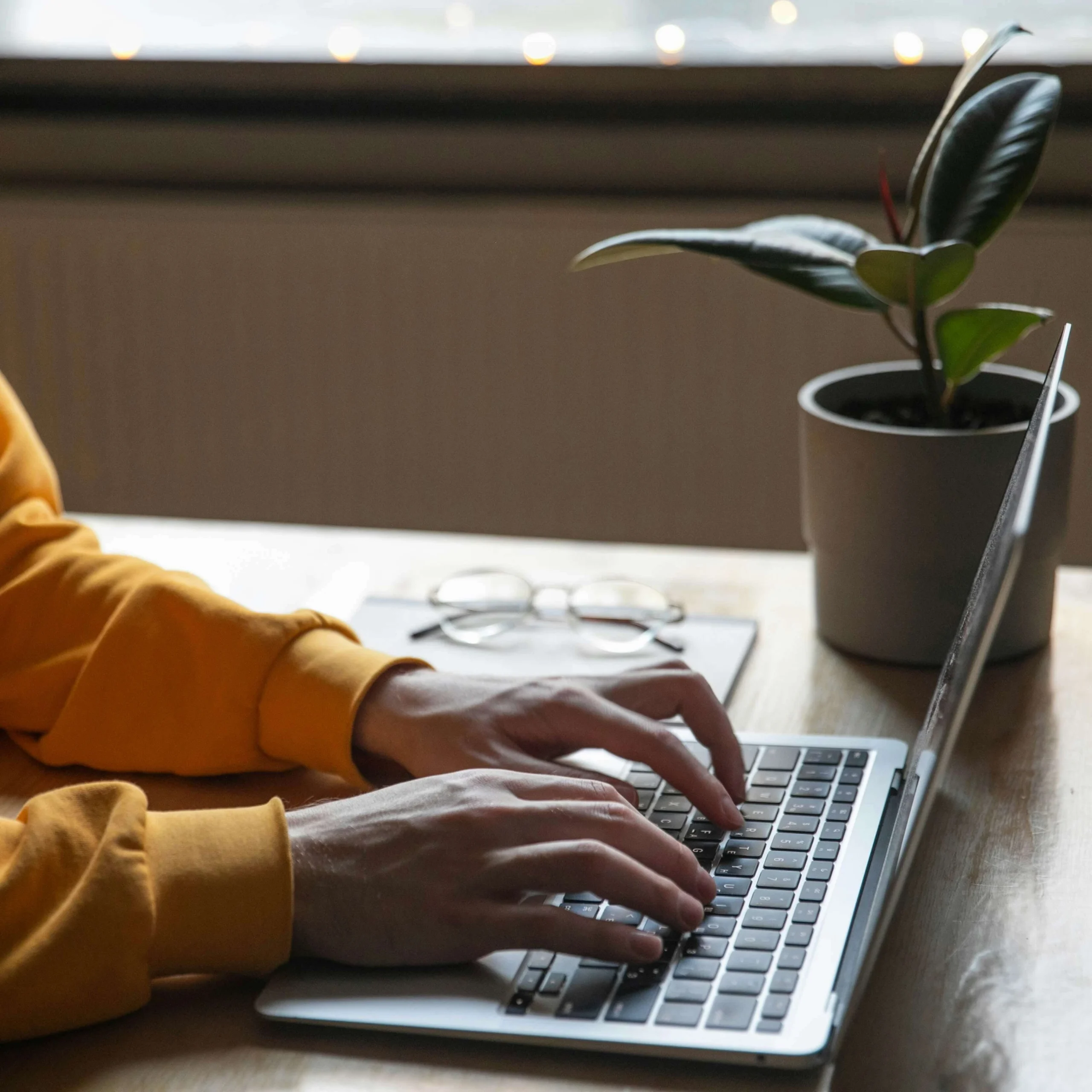 Employé travaillant sur ordinateur – solution RH et intégration de logiciel de gestion des ressources humaines en Tunisie