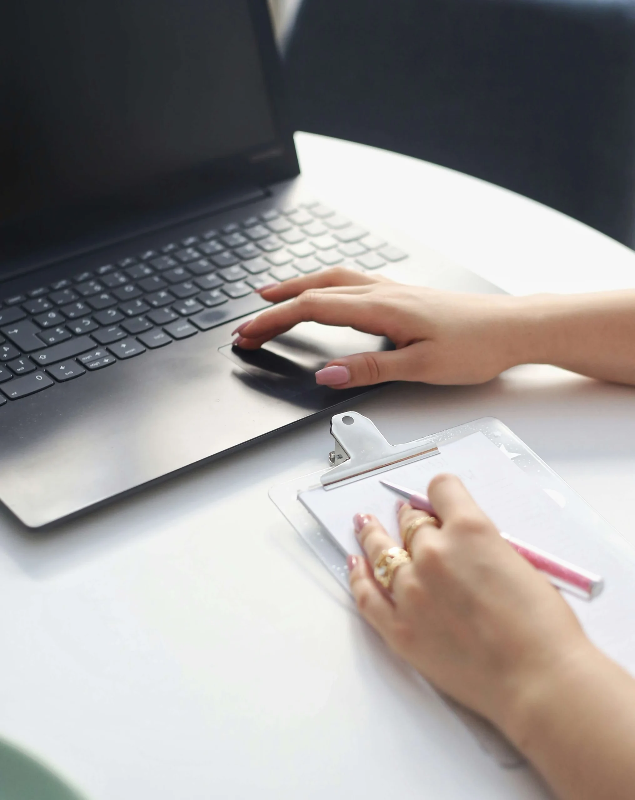 Employée utilisant un ordinateur pour la gestion RH – solution logicielle RH intégrée en Tunisie