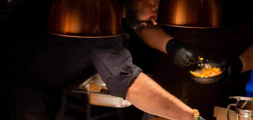 Chefs cuisiniers préparant des plats – solution ERP et POS dédiée aux restaurants en Tunisie