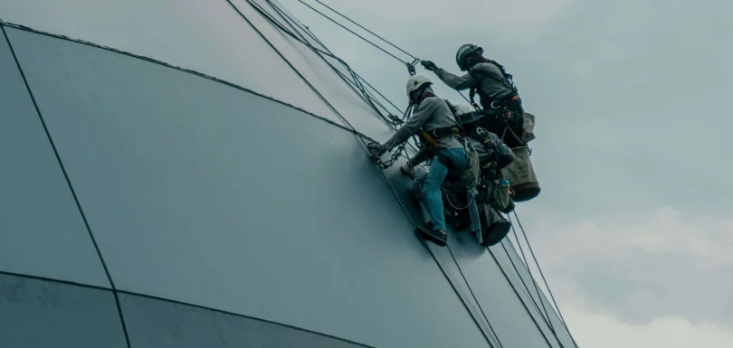 Technicien manipulant un panneau solaire – logiciel ERP pour la gestion de projets photovoltaïques en Tunisie