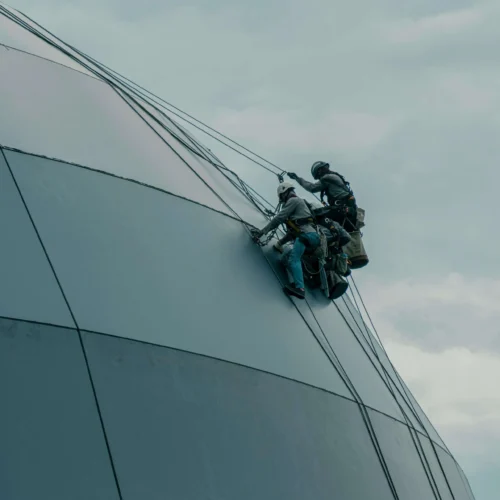 Technicien manipulant un panneau solaire – logiciel ERP pour la gestion de projets photovoltaïques en Tunisie