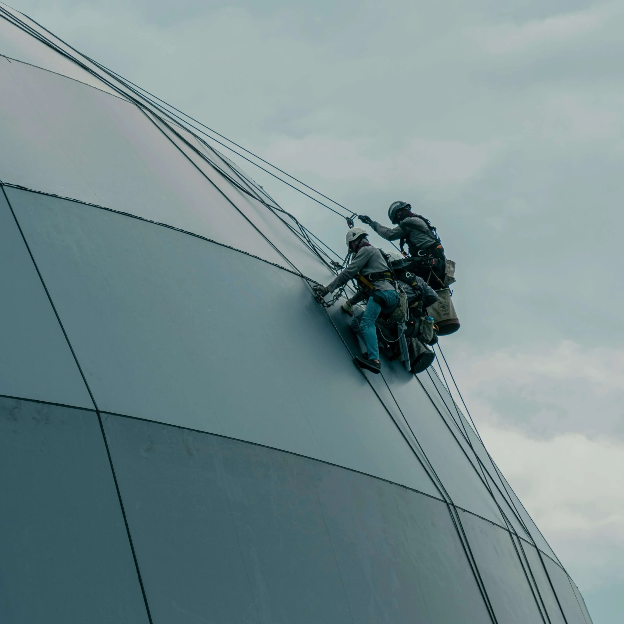 Technicien manipulant un panneau solaire – logiciel ERP pour la gestion de projets photovoltaïques en Tunisie