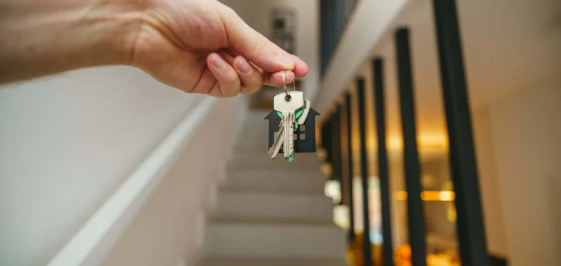 Clés de maison tenues en main – solution ERP et CRM intégrée pour les agences immobilières en Tunisie